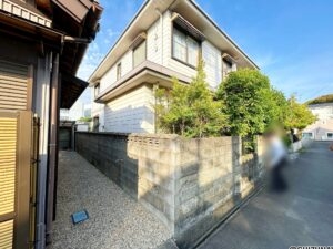 【リフォーム前/外観　別角度】外壁は塗装を行います。綺麗な外観で気持ちよく新生活をスタートできるとともに、購入後のメンテナンス費用も抑えられます。