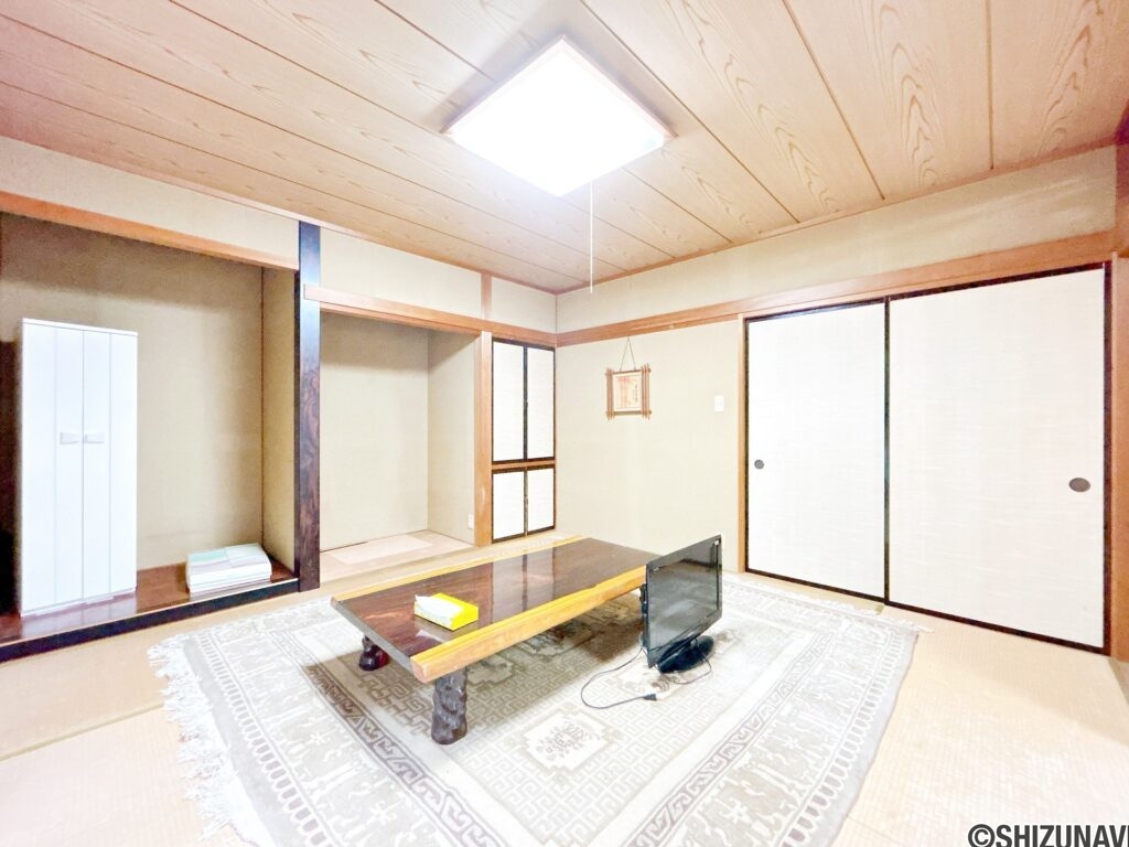 【リフォーム前/1階和室8帖】畳の表替え、ふすまの張替、照明交換を行います。いぐさの香りがする安らぎの空間となります。