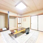 【リフォーム前/1階和室8帖】畳の表替え、ふすまの張替、照明交換を行います。いぐさの香りがする安らぎの空間となります。
