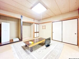【リフォーム前/1階和室8帖】畳の表替え、ふすまの張替、照明交換を行います。いぐさの香りがする安らぎの空間となります。