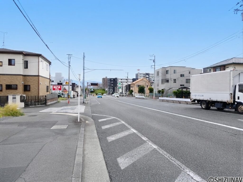 前面道路（北から南）