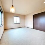 【リフォーム前/2階洋室5.63帖別角度】フロアタイル上張り、クロス張替、照明交換を行います。