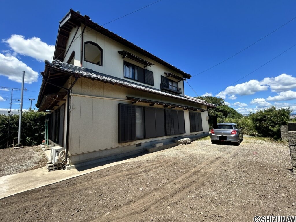 【駐車スペース/お庭】122坪のゆとりある敷地です。