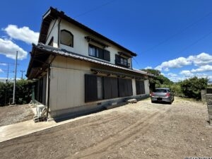 【駐車スペース/お庭】122坪のゆとりある敷地です。