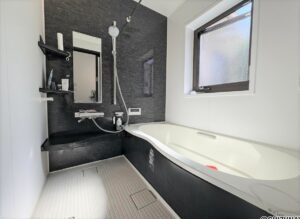 浴室も黒のエプロンがスタイリッシュです♪