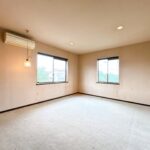 【リフォーム前/2階10帖洋室別角度】別角度フロアタイル上張り、クロス張替、照明交換を行います。