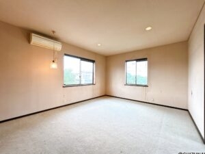 【リフォーム前/2階10帖洋室別角度】別角度フロアタイル上張り、クロス張替、照明交換を行います。
