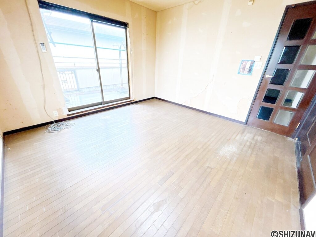 【リフォーム前/2階洋室8帖】フロアタイル上張り、クロス張替、照明交換を行います。