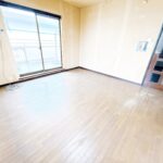 【リフォーム前/2階洋室8帖】フロアタイル上張り、クロス張替、照明交換を行います。