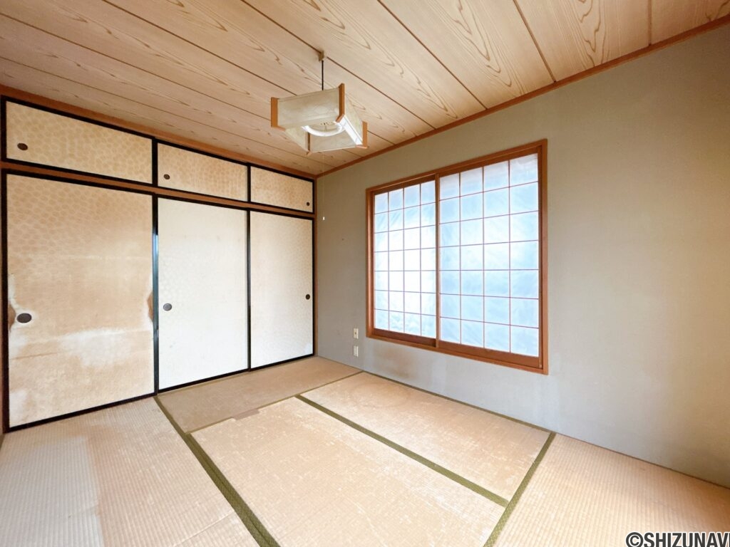 【リフォーム前/1階北東側和室→洋室6帖別角度】洋室へとリフォームいたします。押入部分は枕棚とハンガーパイプを設置してオープン収納へとリフォームします。