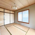 【リフォーム前/1階北東側和室→洋室6帖別角度】洋室へとリフォームいたします。押入部分は枕棚とハンガーパイプを設置してオープン収納へとリフォームします。