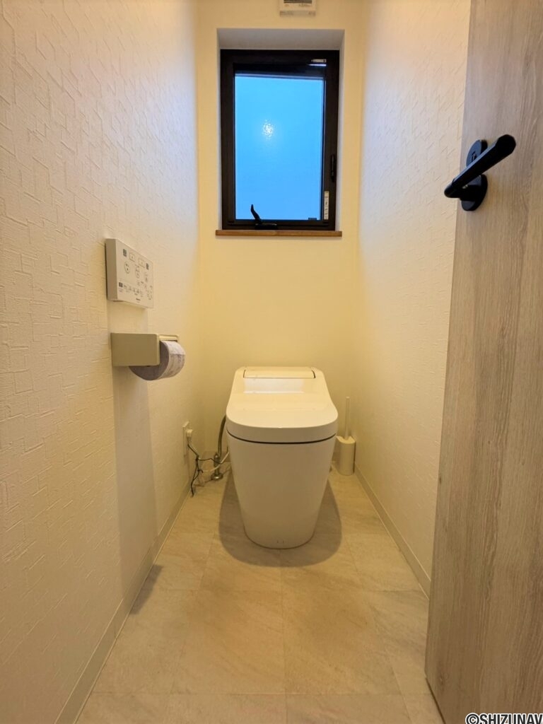 2階トイレもタンクレスタイプです♪