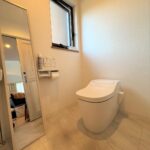 1階トイレは人気のタンクレスタイプです♪
