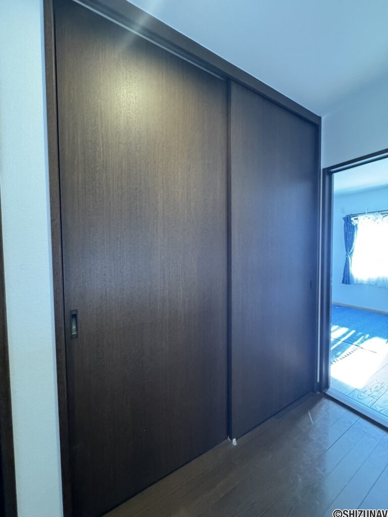 2階廊下部分にも収納がございます♪