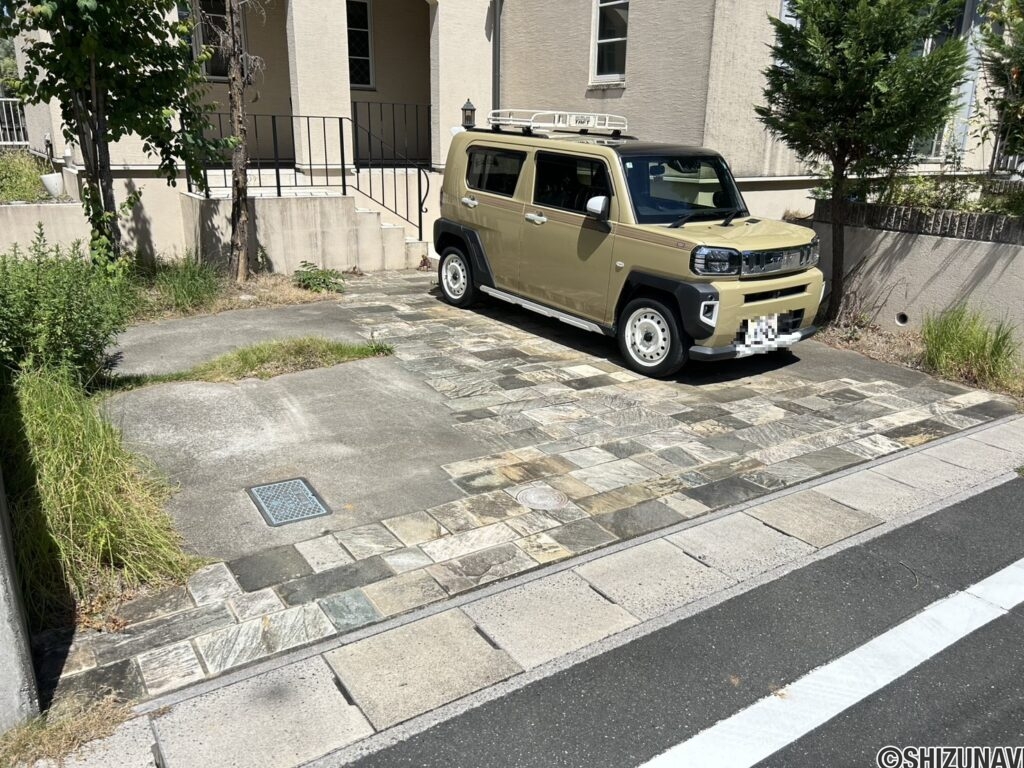 駐車場になります。車種にもよりますが2台駐車可能でございます。