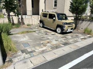 駐車場になります。車種にもよりますが2台駐車可能でございます。