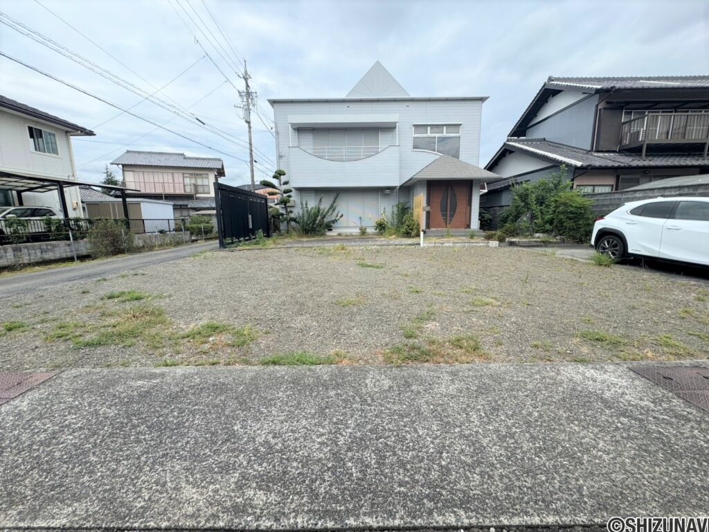 敷地面積は約100坪！車も多く駐車可能です♪