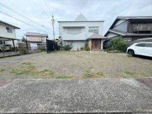 敷地面積は約100坪！車も多く駐車可能です♪