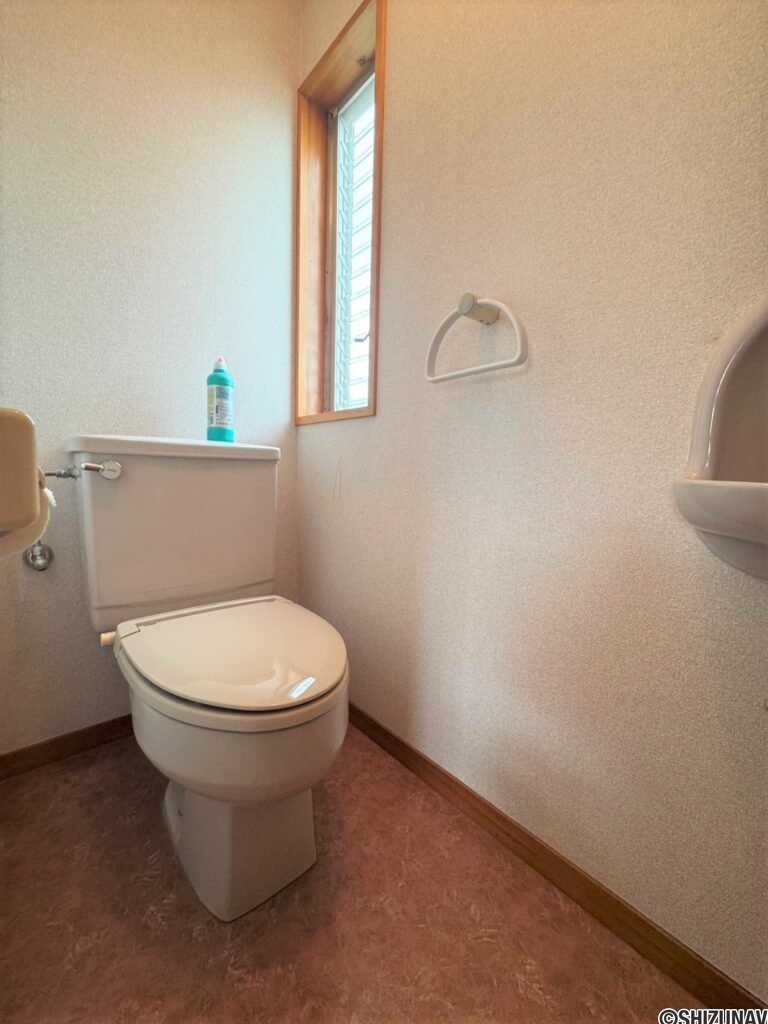 2階トイレはウォームレット便座です♪