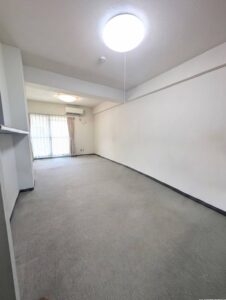 大きな窓から差し込む光と風。明るく爽やかなリビングです。