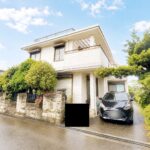 【リフォーム前/外観】外壁は塗装を行います。綺麗な外観で気持ちよく新生活をスタートできるとともに、購入後のメンテナンス費用も抑えられます。