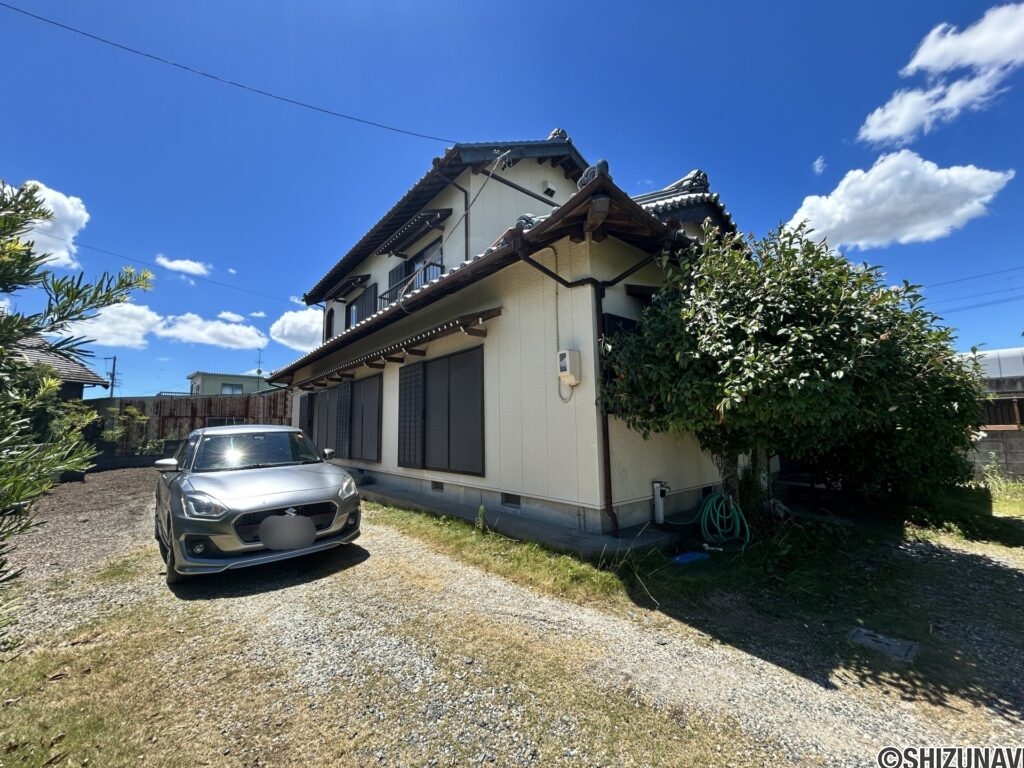 【外観】122坪のゆとりある敷地です。