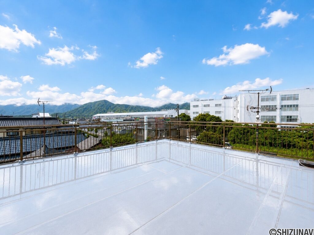 【リフォーム前/屋上】一般的な住宅では得られない大空間の屋上空間を確保。周囲の視線を気にせず、プライベートなアウトドア空間として活用できます。