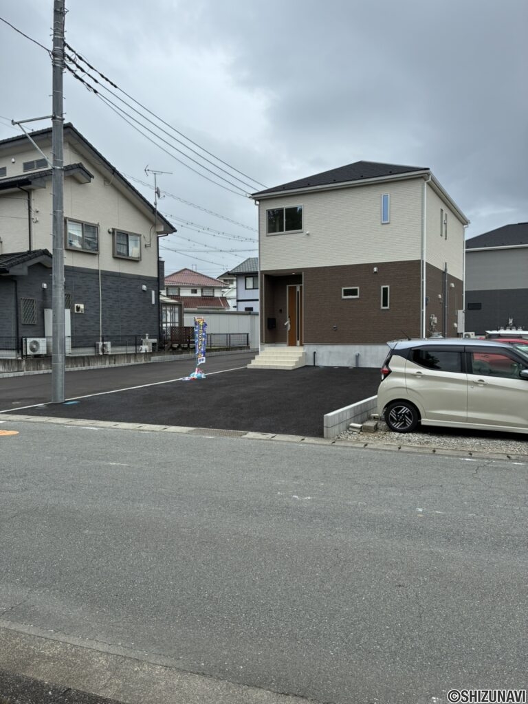 前面道路も広く駐車もしやすいです。
