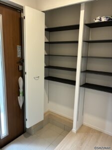 下駄箱収納量は多く下にはお荷物を置くことの可能です。
