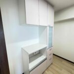 状態の良いカップボード。収納力もございます。
