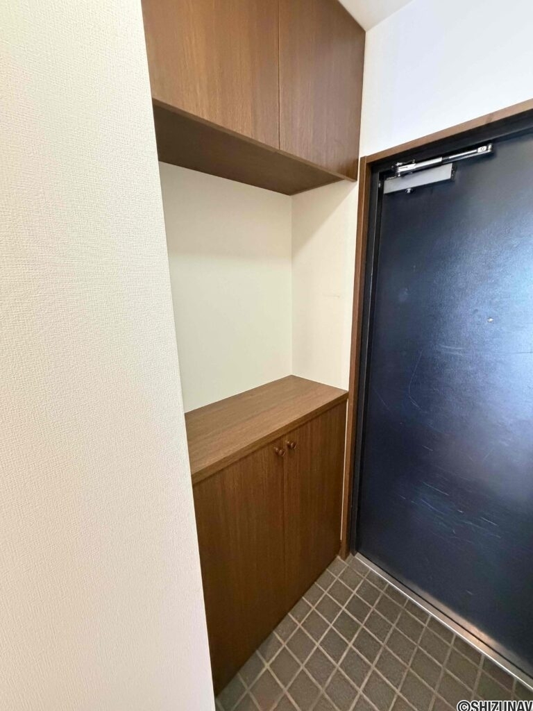 飾り棚のある玄関収納です。季節の植物やお気に入りの雑貨を飾れば、玄関に彩りを取り入れられます。