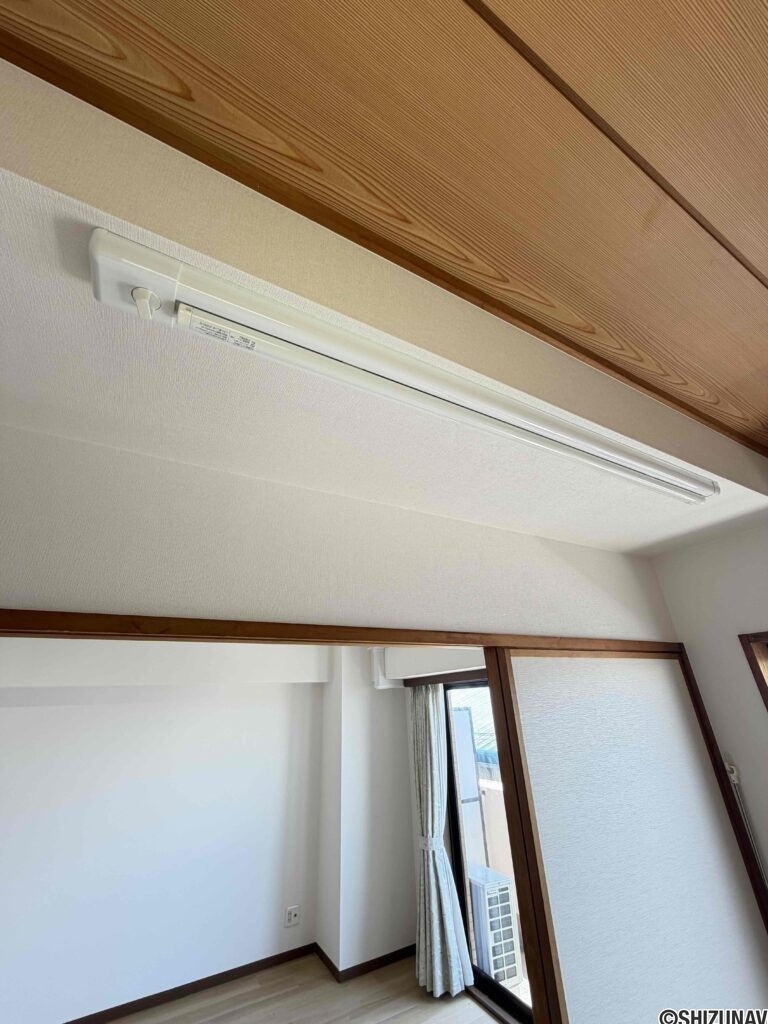 室内物干し。天候の悪い日には大変便利です。