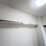 洋室5.4帖。コート等をかけられる物掛けが便利です。