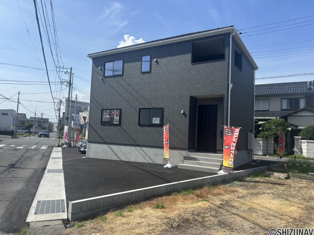 物件南東側からの写真です。角地なので交通条件・日当たり共に好条件の物件です！