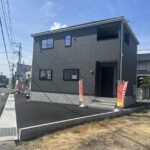物件南東側からの写真です。角地なので交通条件・日当たり共に好条件の物件です！