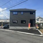 物件正面からの写真です。敷地内には最大で3台分の駐車スペースがございます。