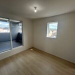 2階 洋室(5.7帖)の写真です。こちらもバルコニーに面したお部屋となっています。