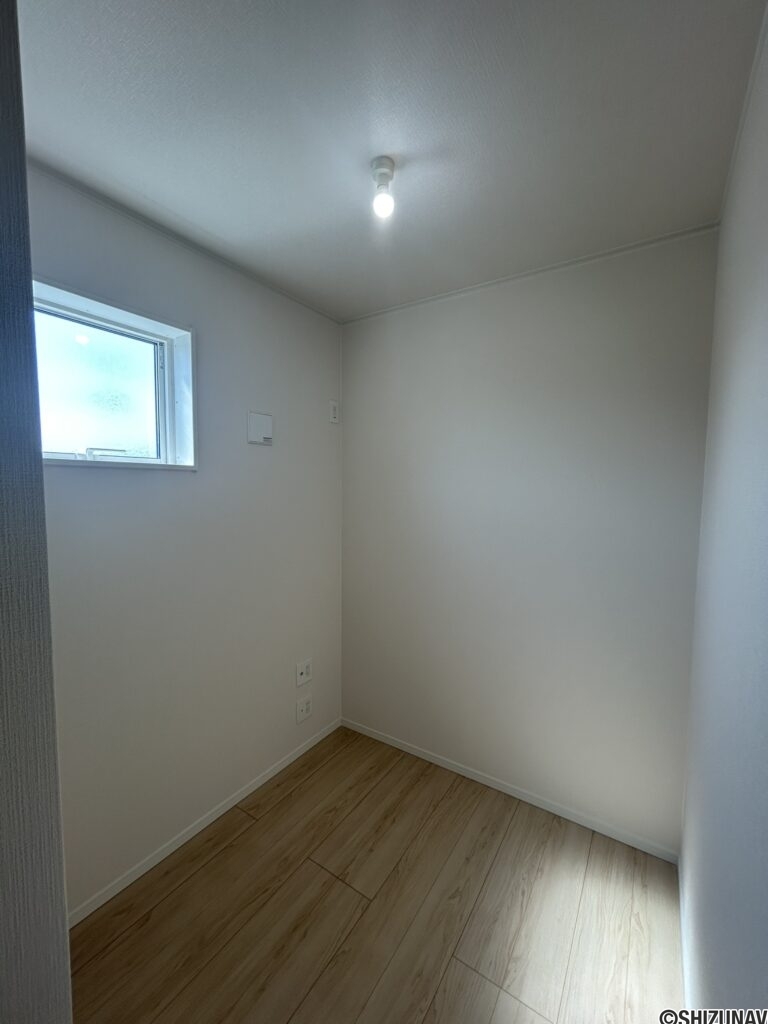 テレワークルーム(2.5帖)の写真です。在宅ワーク等の作業部屋としていかがでしょうか？