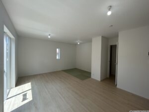 1階 リビングの写真です。キッチンを含めて16.5帖あり、広々と空間を使うことができます。