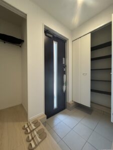 1階 玄関の写真です。玄関を入って右手側に収納スペースがございます。ゴルフ用品やアウトドア用品の収納などに使うことができそうです！