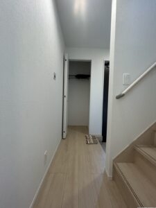 1階 廊下の写真です。(玄関からリビングへ向かう通路)