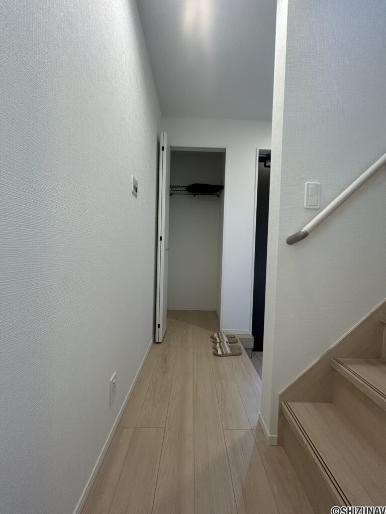 1階 廊下の写真です。(玄関からリビングへ向かう通路)