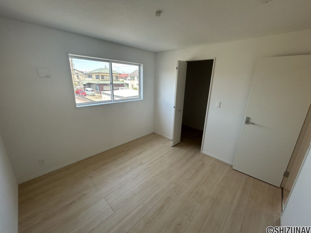 2階 洋室(6.1帖)の写真です。こちらのお部屋にはウォークインクローゼット(1.8帖)がついています。