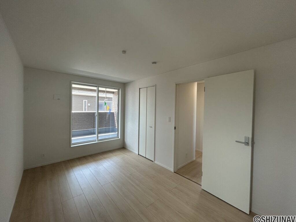 2階 洋室(7.5帖)の写真です。南向きバルコニーに面しており日当たりの良いお部屋です。主寝室などにいかがでしょうか。