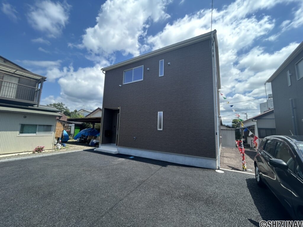 物件南西側からの写真です。敷地が広く、駐車スペースが十分に取れます！