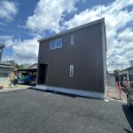 物件南西側からの写真です。敷地が広く、駐車スペースが十分に取れます！
