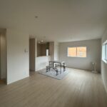 リビングの写真です。キッチンを含めて18.7帖あり、広々と使っていただくことができます！