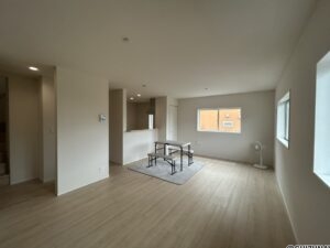 リビングの写真です。キッチンを含めて18.7帖あり、広々と使っていただくことができます！