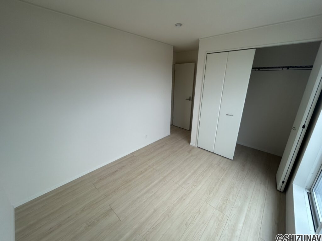 2階 洋室(6.0帖)の写真です。こちらもバルコニーに面したお部屋です。