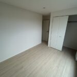 2階 洋室(6.0帖)の写真です。こちらもバルコニーに面したお部屋です。